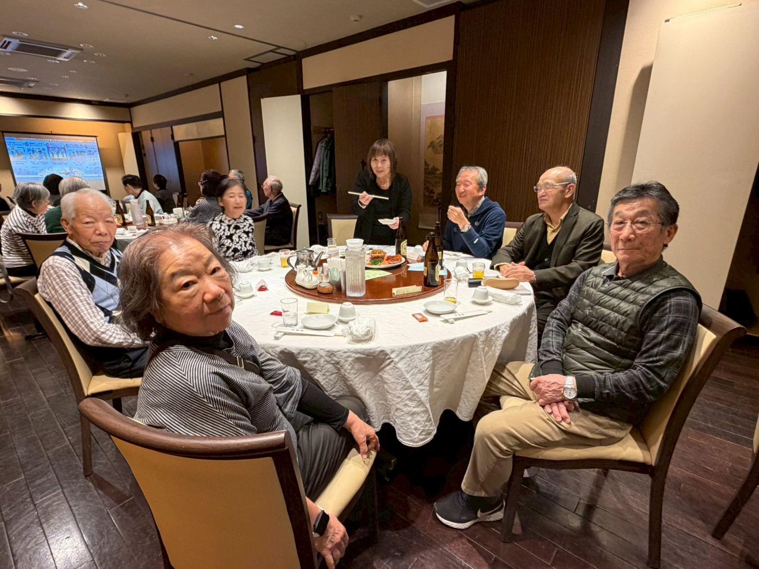 円卓を囲んで談笑する参加者の皆様